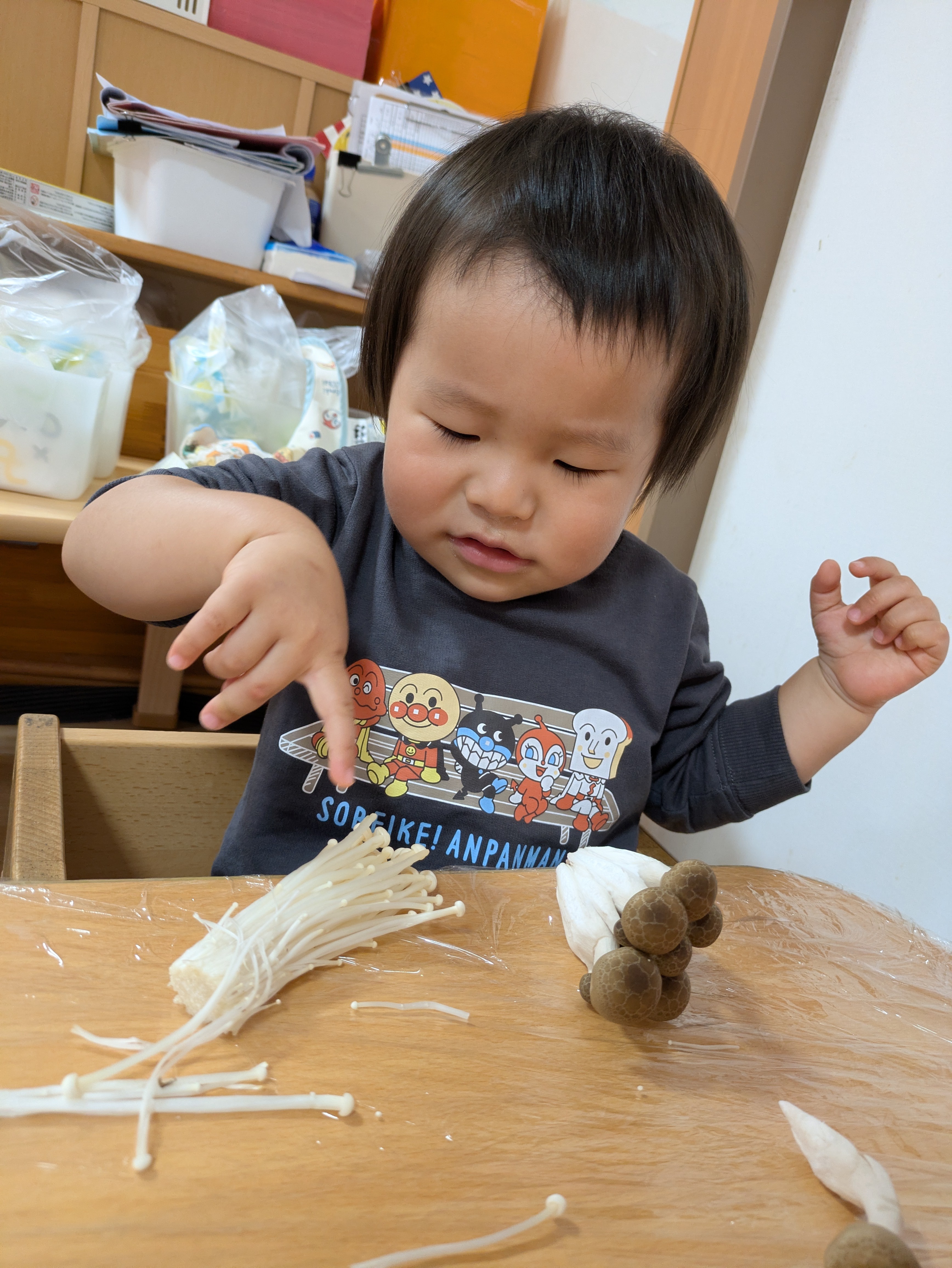 0歳児いぶき組　初めての食育！！（きのこに触れる）